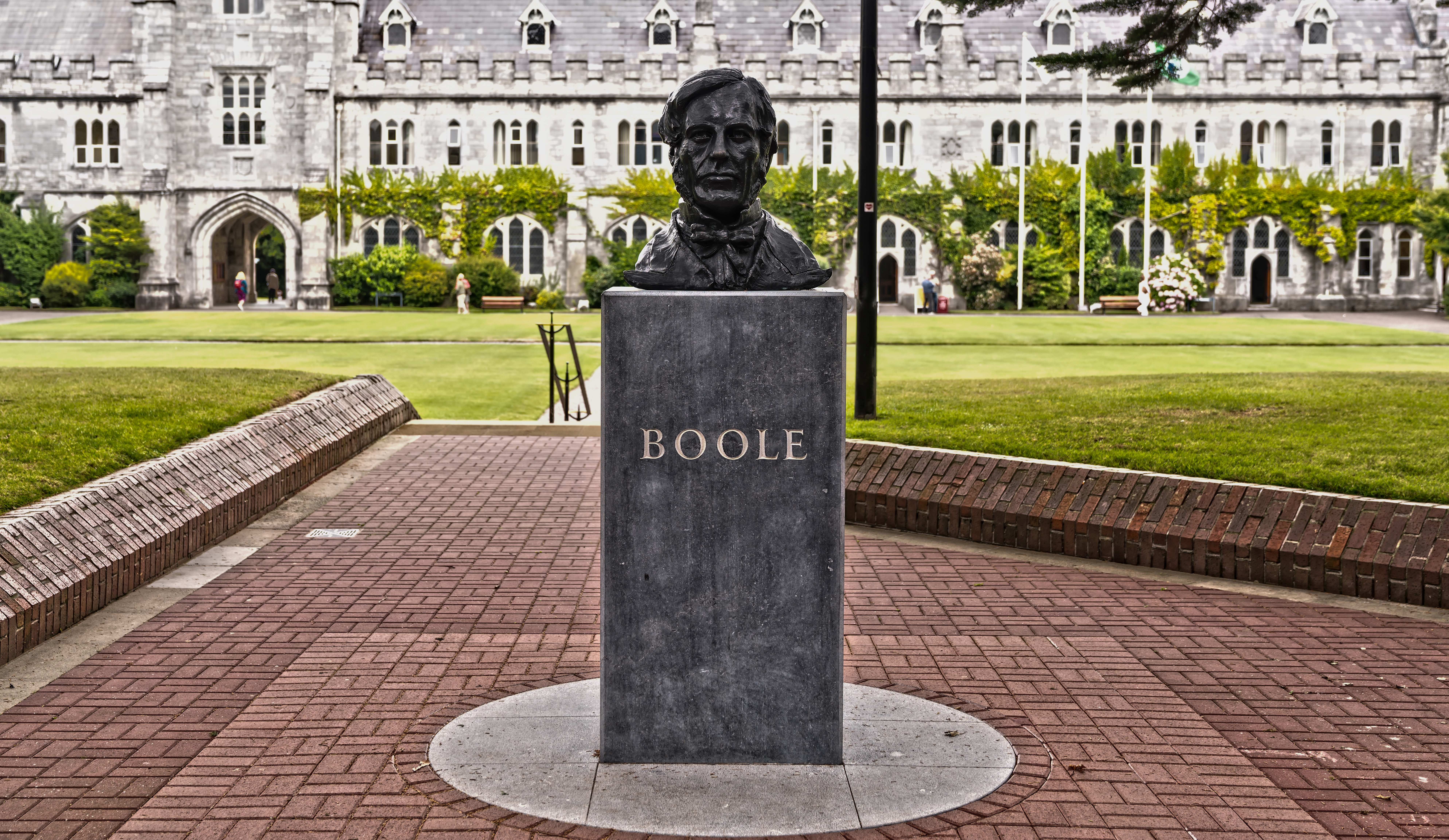 Bust_of_George_Boole_at_University_College_Cork_-_133760_(38218465931)_(2).jpg